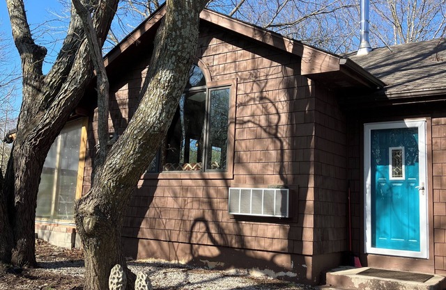 Sunflower/Mushroom Farmhouse just 6 minutes from Lawrence "Wakarusa Valley Farm"