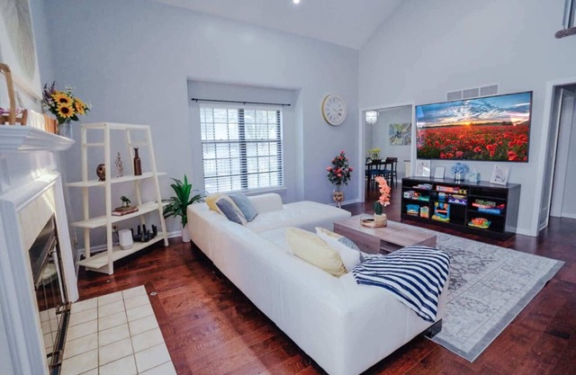 Sunflower Suite- Central, Near Highway