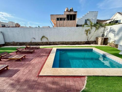 Sunlit Hideaway plus shared Pool for 6