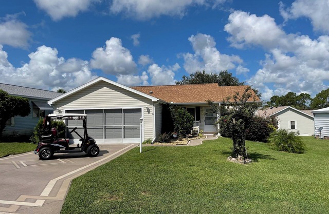 ¡Única casa de 2/2 en Country Club Hills, cerca de TODO! AHORA CON CARRO DE GOLF!