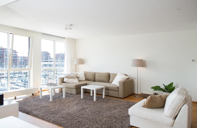 Retiro soleado con balcón