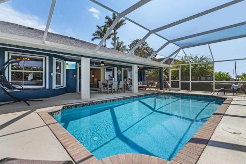 Sunny 4BR with Screened in Pool and Lanai