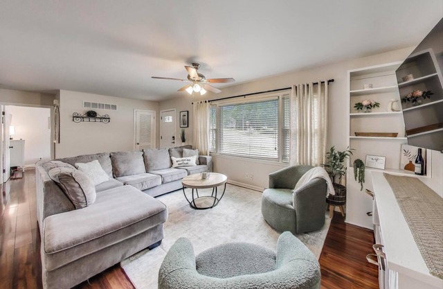 Sunny Bay - Walk to Restaurants, Lake, Ice Cream | Sleeps 6 + Deck and Grill