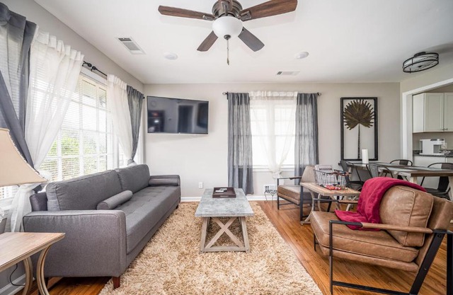 Sunny & Cozy Eastpoint Stay - 15 Mins from Airport