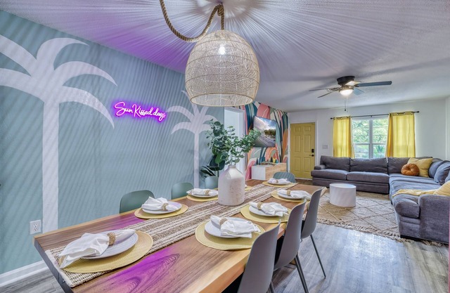 Near IMG! Free Heated Pool, Fire Pit, Golf, BBQ, Arcade Games!