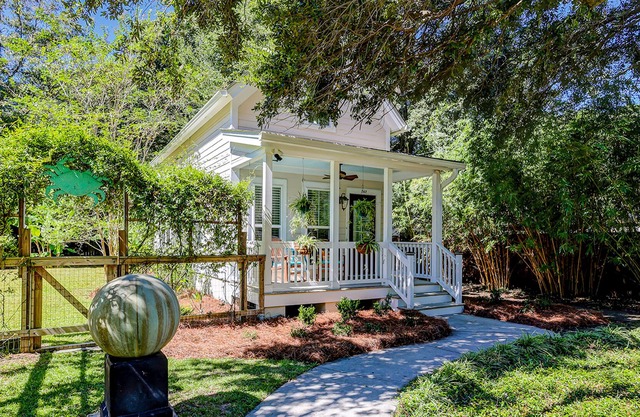 Sunny garden cottage with a furnished front porch, grill, AC, & washer/dryer