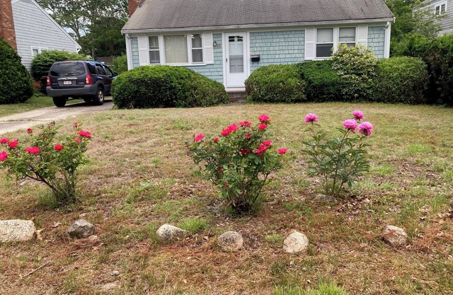 Casa soleada en Lewis Bay, 200 yardas por Sandy Path a la playa.