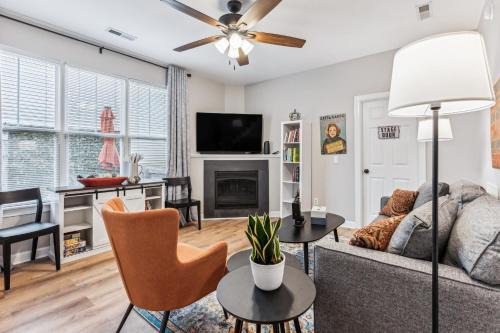 Sunny Retreat: Pool & Beach Near Condo