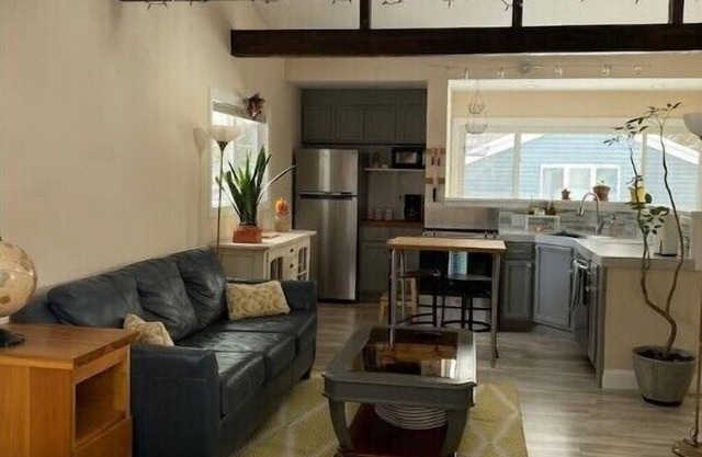 Sunny studio apartment close to everything.