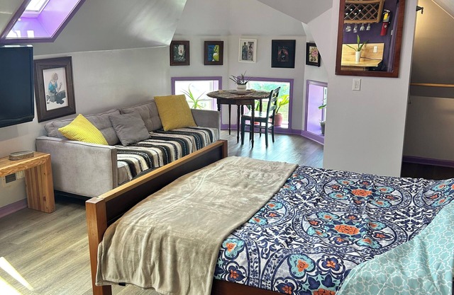 Sunny Studio w/ Skyline View in Pilsen, Chicago