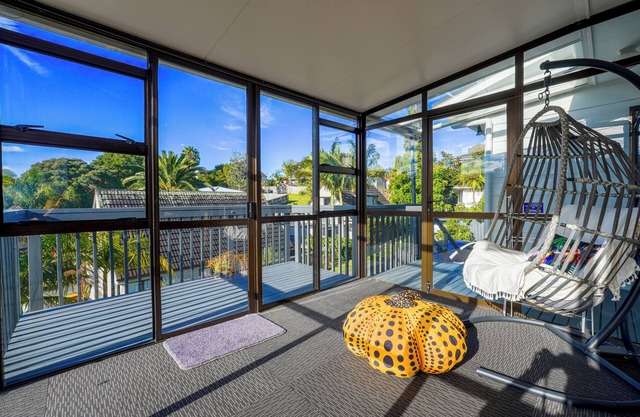 Sunny Stunner by the Sea: Browns Bay Escape