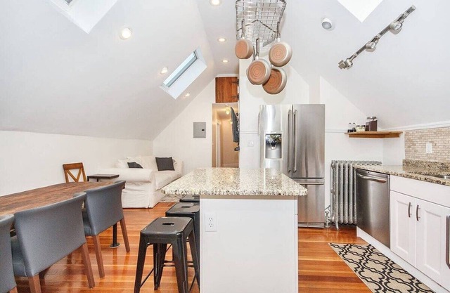 Sunny Treetop Retreat | Near T