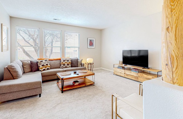 Sunny updated stay with a scenic deck, washer/dryer, & grill - close to the city