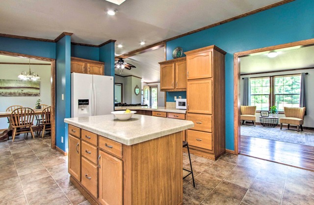 Sunny Wisconsin Dells Apartment w/ Deck & Fire Pit