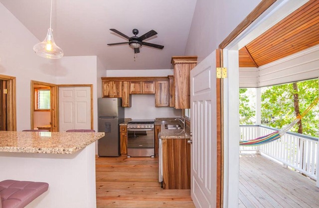 Sunnyside Bungalow 1 · Best snorkeling/diving on island 70yds off dock