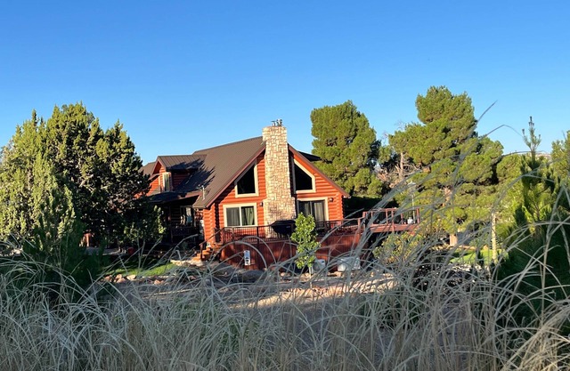 Log Cabin Close to Trails & Snow Canyon State Park