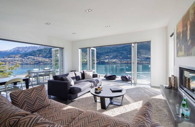 Sunnyside Vista: casa de vacaciones moderna, luminosa y luminosa con piscina de hidromasaje