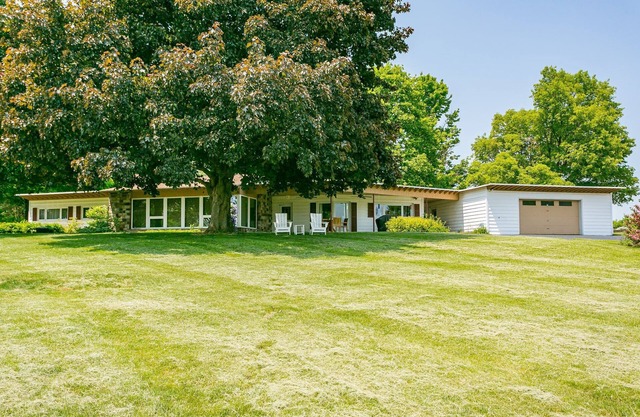 Sunrises over Seneca. Walk to local wineries. Pet Friendly. It's Perfect!