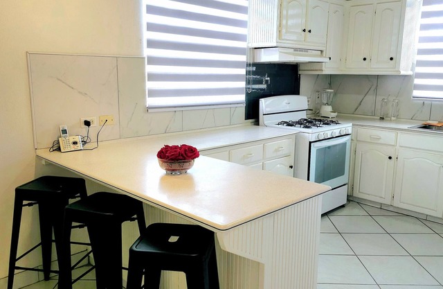 SUNSEEKERS - Spacious, newly renovated family home, close to airport & beach