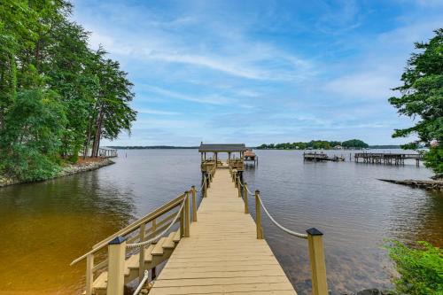 Sunset Central - Lake Norman Getaway with Dock