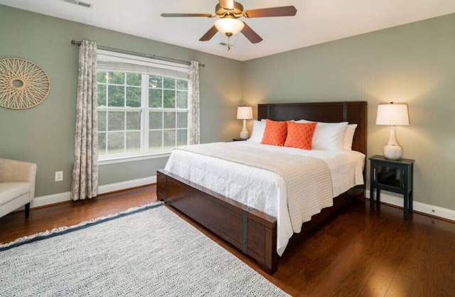 Sunset Corner-- Gather with Friends 10 min to TR!