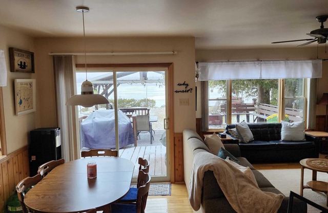 Sunset Haven in Fenelon Falls - Beautiful weed-free waterfront with AC/WIFI!