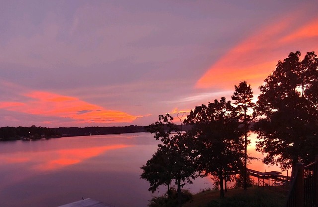 "Sunset Hideaway" Lakefront Weiss Lake with large private dock - boats welcome!