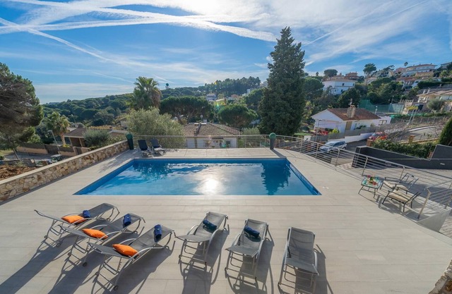 SUNSET LUX, STUNNING DESIGN VILLA WITH LARGE POOL, SEA VIEWS AND AIR CONDITIONING