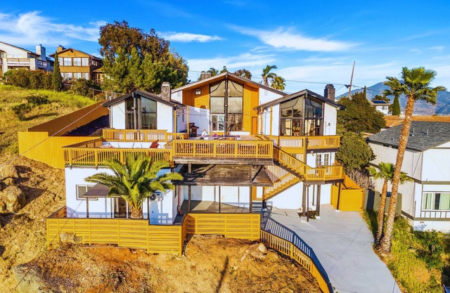 Sunset Oasis Pool Home + Stunning San Diego Views + Pool Table + Ping Pong Table