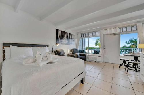 Sunset Suite Heated Pool Tennis & Gym Balcony