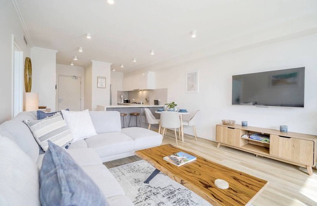 Sunset Summit :Super stylish w/ Ocean views