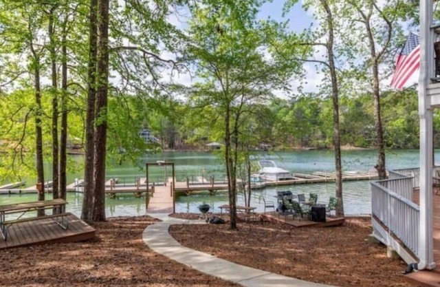 Sunshine Daydream- 1 Bedroom Lakefront Condo