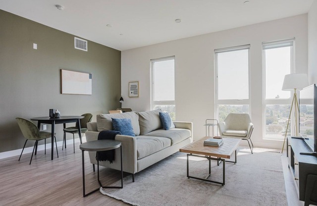 Superb 1BR w/ Gym & Elev, nr Dining & Hiking