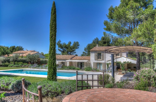 Excelente villa con aire acondicionado, piscina climatizada en Eygalières