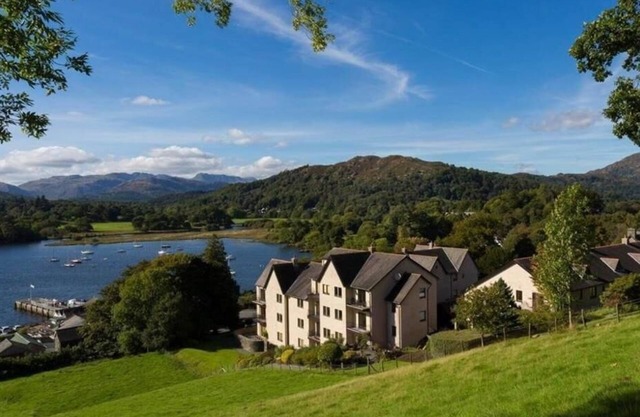 Superb Apartment - Spacious - Lake Views by LetMeStay