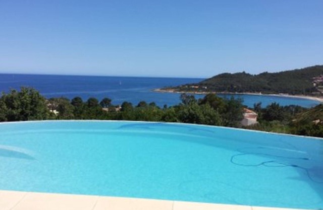 Magnífica villa con piscina infinita con impresionantes vistas al mar en Favone