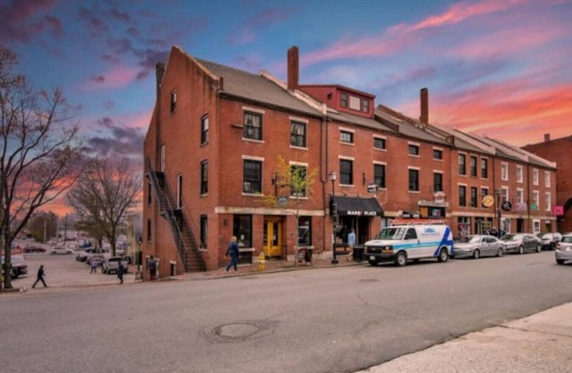 Superb Location!! Heart of Old Port/Spacious Condo