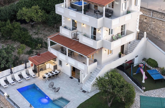 Superb Villa w/ Private Pool, Jacuzzi, Gym & Sauna - 10m drive from Beach