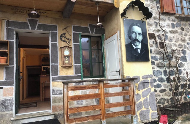 sur les Traces de Stevenson / vue sur le Chateau de Beaufort au Bord de la Loire