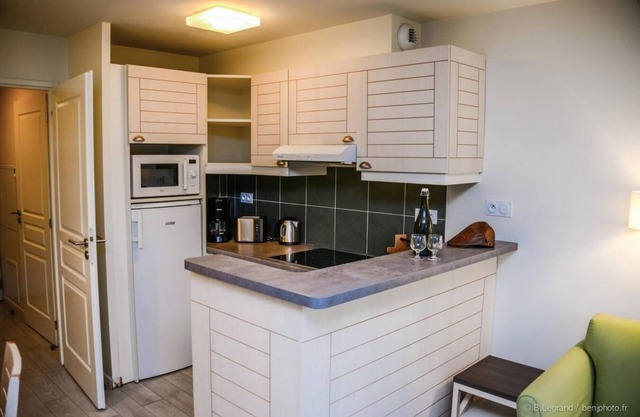 Surface area : about 50 m². Level 0 : Living room with bed-settee. Kitchen with coffee machine