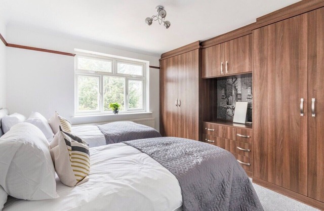 Surrey Stays - 4 bedroom house, 2 bathrooms, Close to Gatwick
