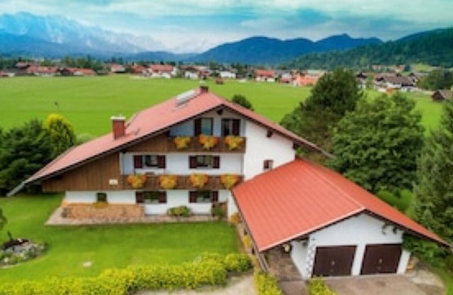 Surrounded by meadows, panoramic view, sunny balconies, quiet central location