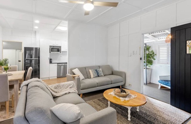 "Suttons Beach Breeze" - Margate Q 4109