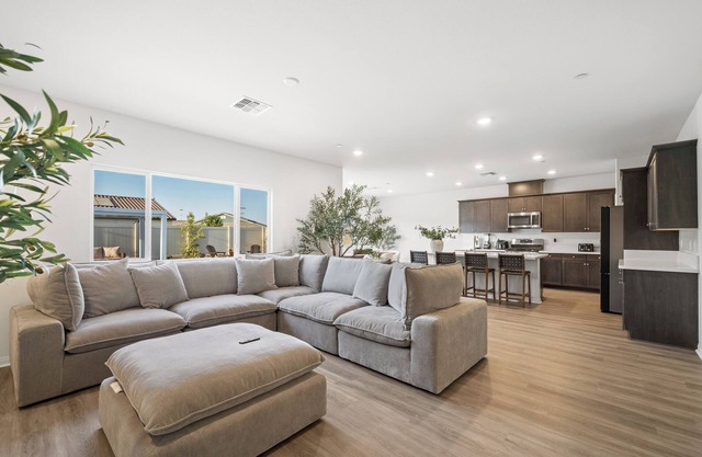 SW Bakersfield -New House! LUXE, New furniture & appliances