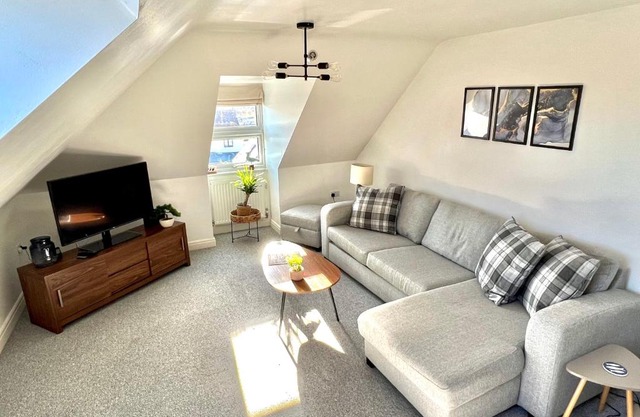 Swanage Holiday Penthouse Apartment, Moments from Beach and Town, On Site Parking, Fast WIFI, Sleeps up to 6, Rated Exceptional