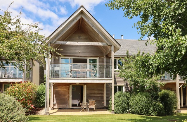 SWANDOWN, 18 NETHERHAYE, pet friendly in Cricket St. Thomas