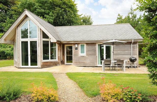 SWANDOWN, 3 BLACKDOWN, pet friendly, with pool in Cricket St. Thomas