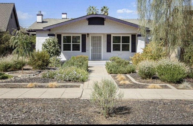 Sweet and cozy central location!