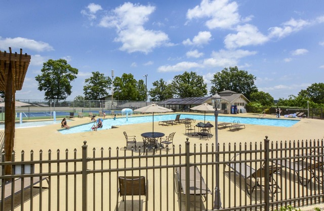 Sweet Clover - Indoor Pool - HOT TUB Area - Resort Style - Center of Branson!!