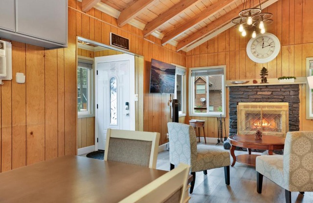 Sweet Retreat 1- Cozy Relaxing Resort Cabin